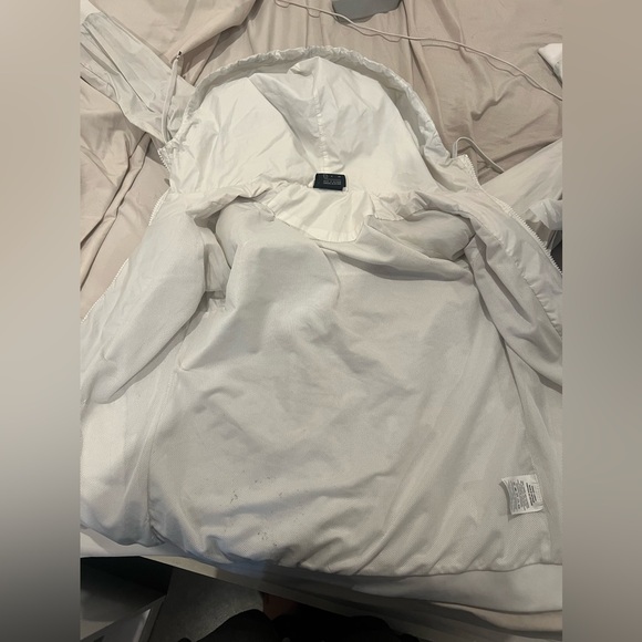 White Nike windbreakers. Size S Only stain is insidd the jacket - Picture 4 of 6
